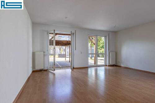 Wohnzimmer mit Zugang nach Draußen - 