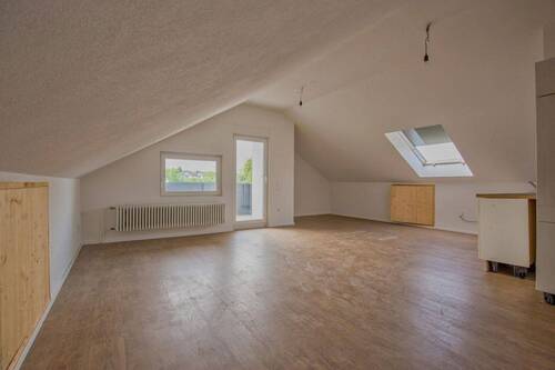 Wohn- und Essbereich 01 - Helle 2-Zimmer-Wohnung mit Balkon über den Dächern Göppingens - sofort bezugsfrei!