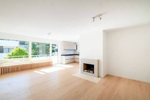 Moderner Wohn-Essbereich mit Kamin und Balkon. - Erstbezug nach Sanierung. Stilvolles Wohnen mit Balkon ins Grüne.