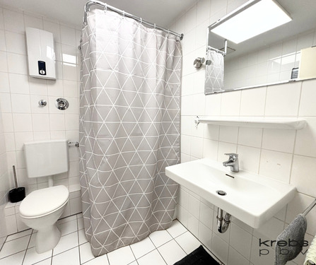 Hell gefliestes Bad mit Dusche - Terrassenwohnung zum Kaufen in Wittlich