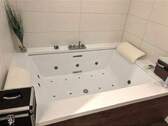 Whirlpool im Wellnessbereich im Souterrain - 