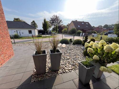 Blick von der Terrasse zum Vorgarten - 