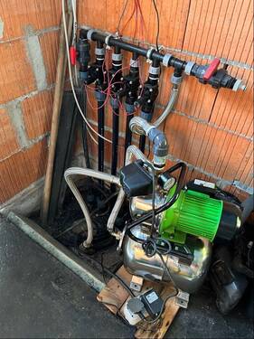 Brunnen mit Bewässerungsanlage im Gartenhaus - 