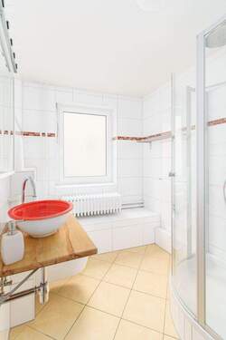 Badezimmer EG - 3 Zimmer Mehrfamilienhaus, Wohnhaus in Würzburg