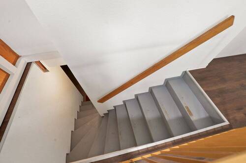 Die Treppe zu den zwei Kellerräumen - 