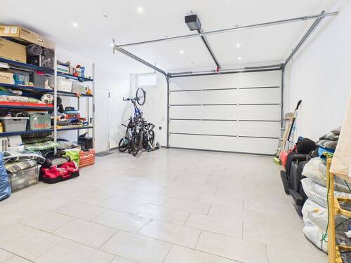 Großzügige Garage - 