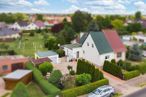 Außenansicht - Gepflegte Doppelhaushälfte mit Garten, Garage und Carportstellplatz inkl. Schuppen in Demmin