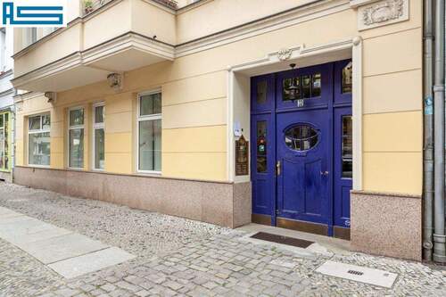 Hauseingangstür - 2 Zimmer Etagenwohnung zum Kaufen in Berlin