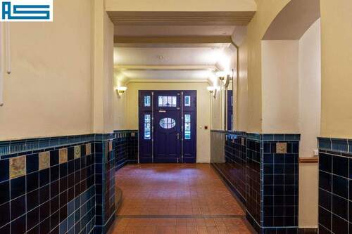 Hauseingang mit Originalfliesen - 2 Zimmer Etagenwohnung in Berlin