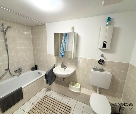 Badezimmer mit Duschwanne - 