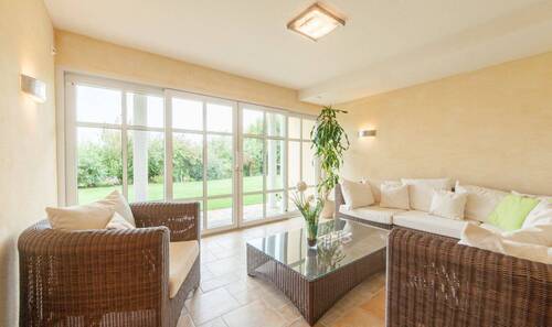 Relaxbereich mit Zugang in den Garten.jpg - 