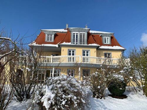 Hausansicht mit Schnee - 