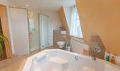 Hauptbad_mit_Wanne_und_Dusche.jpg - 