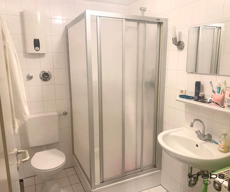 Hell gefliestes Badezimmer mit Duschkabine - 