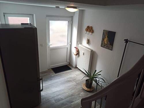 Eingangsbereich im EG mit Blick von der Treppe - 2 Zimmer Etagenwohnung in Bad Windsheim