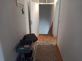 Flur mit Blick zur Treppe - Etagenwohnung mit 68,00 m&sup2; in Bad Windsheim zur Miete