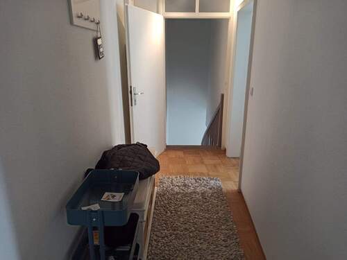 Flur mit Blick zur Treppe - Etagenwohnung mit 68,00 m&sup2; in Bad Windsheim zur Miete
