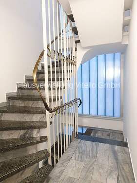 Treppenhaus - 9 Zimmer Mehrfamilienhaus, Wohnhaus in Saarbrücken