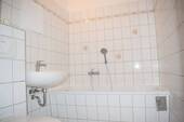 Wannenbad (Muster) - 3 Zimmer Etagenwohnung zur Miete in Gotha