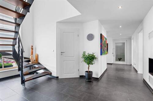 Diele und Treppe ins DG - 