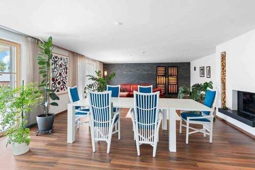 Wohn- und Esszimmer mit Holzofen - 