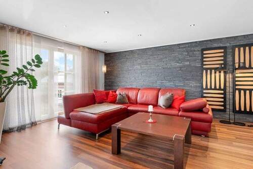 Wohn- und Esszimmer mit Zugang zum Balkon - 