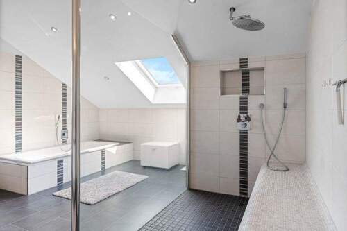 Bad im DG mit Badewanne und begehbarer Dusche - 