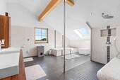 Bad im DG mit Badewanne und begehbarer Dusche - 