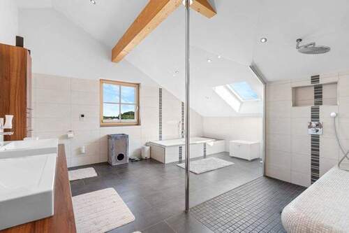 Bad im DG mit Badewanne und begehbarer Dusche - 