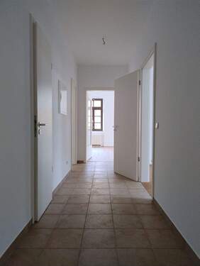 Flur mit Blick zum Wohnzimmer - 