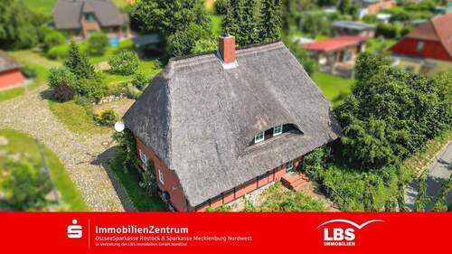 Luftansicht Mikrolage - natürliches Reetdachhaus für 2 Familien