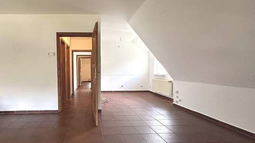 Wohnzimmer mit Blick zur Küche - 