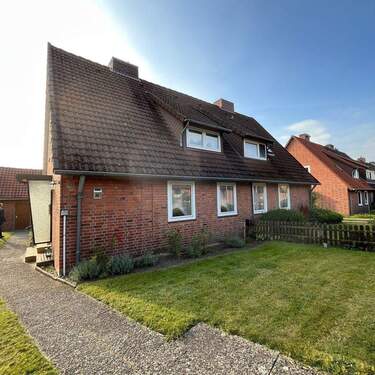 Ansicht von der Straße - Kleine solide Doppelhaushälfte mit großem Garten