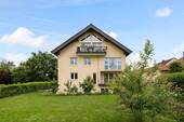 Fassade - Smarte & seltene Investmentchance: Hochwertiges Mehrfamilienhaus mit Feldblick & Cashflow