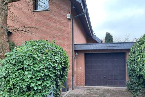 Garage vorn - 8 Zimmer Einfamilienhaus zum Kaufen in Kriftel