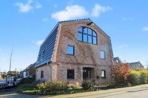 Ansicht - Modernes Familienhaus mit Garten, Studio, separatem Gästebereich & Top-Energieeffizienz