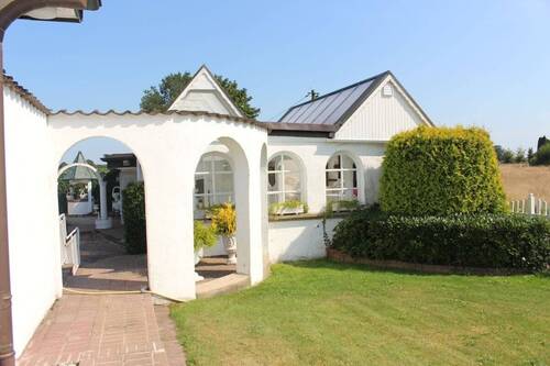 Durchgang zum hinteren Garten - Bungalow mit 130,00 m² in Weyhe zum Kaufen