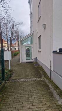 überdachter Eingangsbereich - 