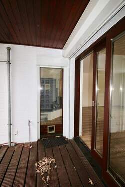 mit Rollläden und Katzenklappe :-) - 