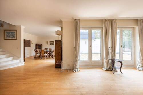 Wohnzimmer m. Blick zur Terrasse - 