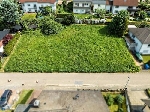 Straßen Ansicht - Attraktives Baugrundstück in familiärer Wohnlage!