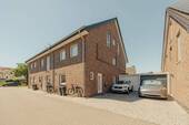 Hausansicht vorne - Einziehen und wohlfühlen - modernes Reihenendhaus in zentraler Lage von Langenfeld-Reusrath