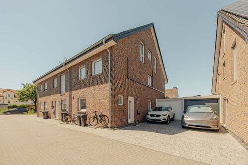 Hausansicht vorne - Einziehen und wohlfühlen - modernes Reihenendhaus in zentraler Lage von Langenfeld-Reusrath