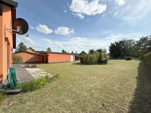 Blick über das weitläufige Grundstück - Träumen SIE von einem Häuschen und idyllischen Garten zum Verwirklichen ?