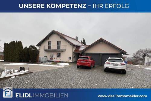 Bild 1 - Gepflegtes 1 Fam. Haus m. Baugrundstück u. Halle