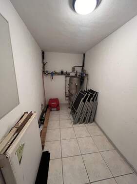 Kleiner Abstellraum mit durchdachter Raumnutzung und praktischen fest verbauten Elementen - 