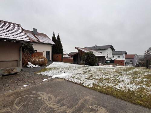 Geräumiger Garten mit gepflegtem Rasen und viel Platz für Gestaltungsmöglichkeiten - 