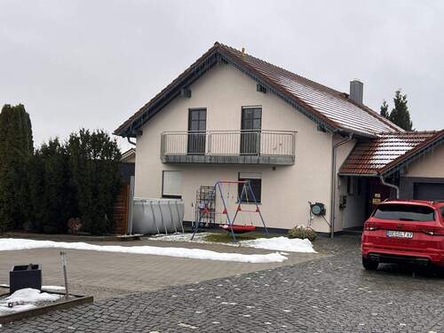 Geräumige Doppelhaushälfte mit Balkon, Carport und großem Gartenbereich - 