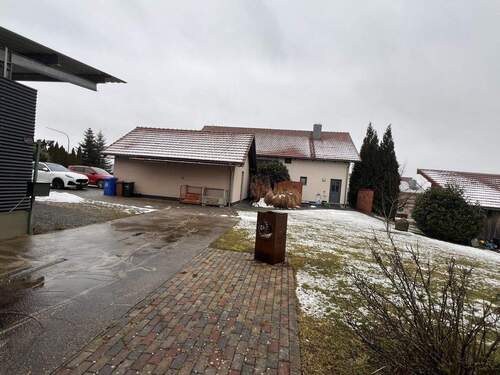 Geräumiger Außenbereich mit Stellplätzen und gepflegtem Gartenanteil - 