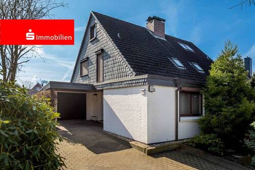 Straßenansicht - Doppelhaushälfte mit Vollkeller, Garage und separatem Büro in begehrter Lage von Elmshorn!
